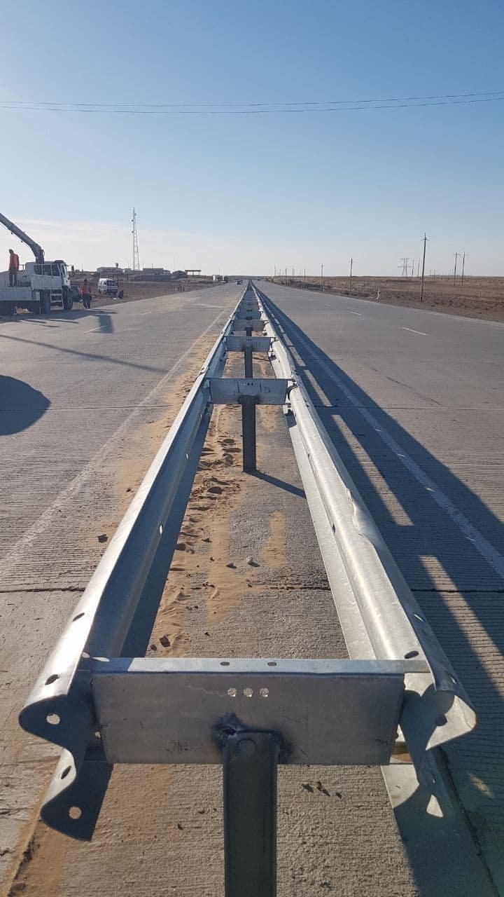 Тупроққалъа ТЙФУК  томонидан А-380 “Ғузор-Бухоро-Нукус-Бейнау” а/йўли 536_537. км. қисмида  қарама-қарши ҳаракатланиш бўлакларини ажратувчи тўсиқни  таъмирлаш ишлари олиб борилмоқда.