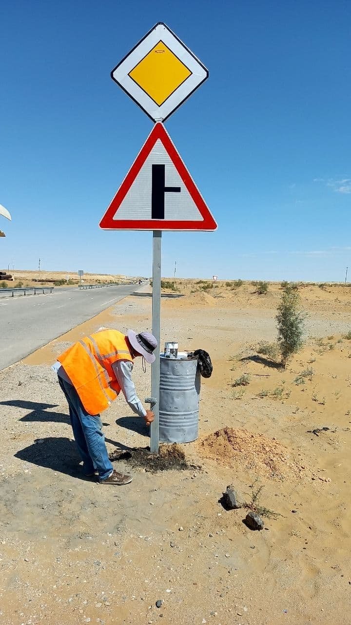 Хоразм вилояти Тупроққалъа туман йўлларда  йўл чизиқлари чизилиб, йўл белгилари ўрнатилмоқда.