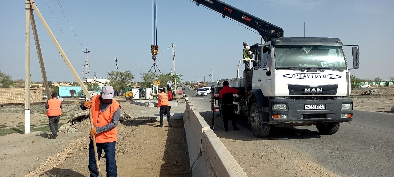 Хоразм Вилояти Тупроққальа ТЙФУК тамонидан 4р-156 Г "4р-156 а/йулининг 68 км дан Туркманистон Республикаси чегараси"  а/йўлининг 0 км кисмида Пиёдалар йулаги плитаси  ўрнатиш  ишларидан фото лавҳалар